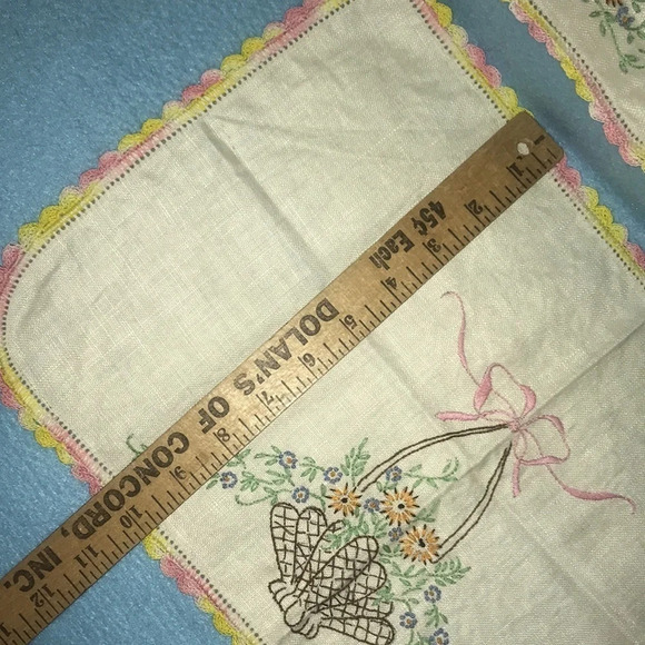 CROCHETED vintage embroidered basket of flowers set of 3 matching table mats - Picture 5 of 7